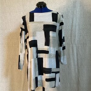 Abstract Black and White Tunic Top